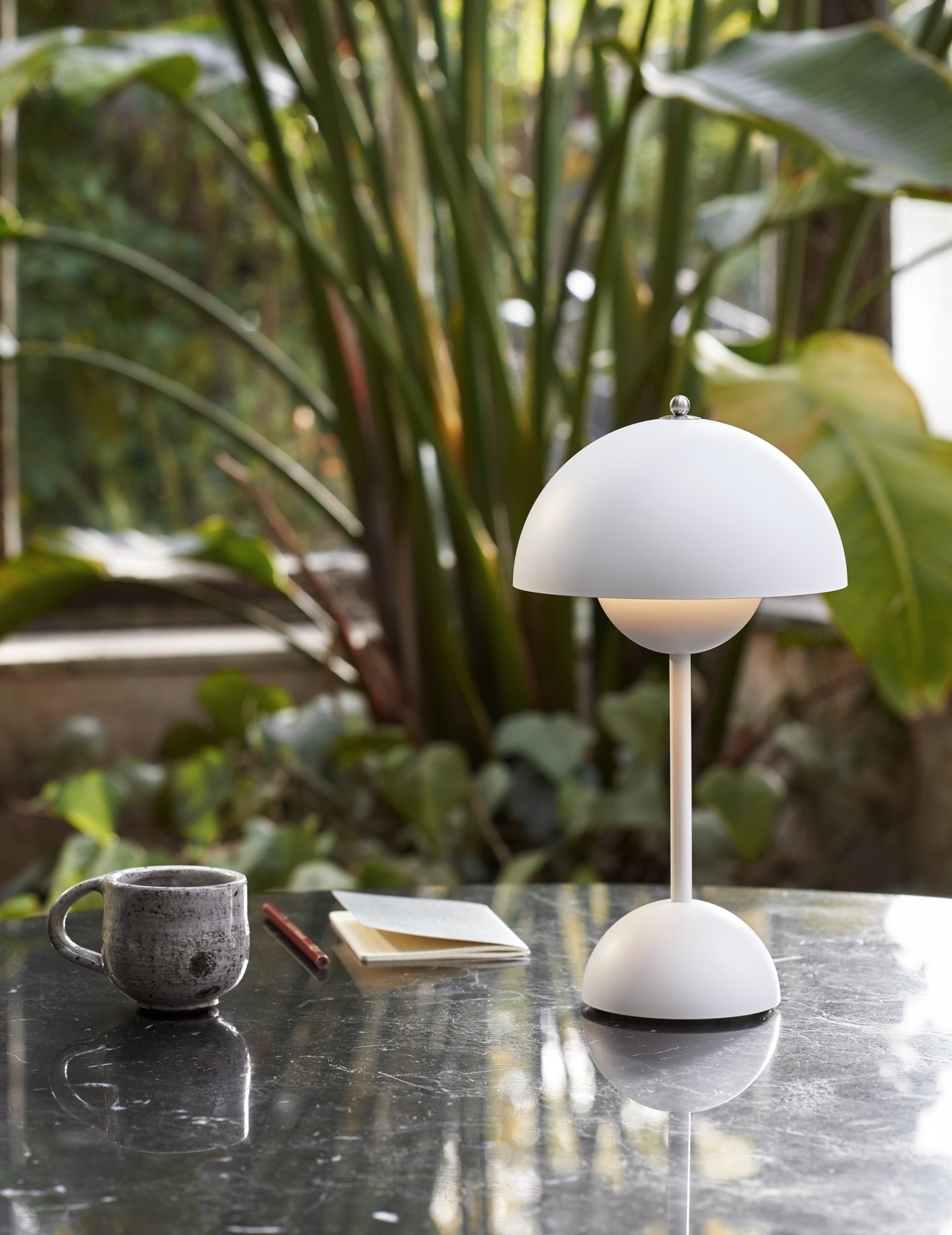 Flowerpot,  Ljussätter du  med portabla uppladdningsbara bordslampor på ställen det annars är svårt med lampor.